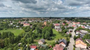 Warta Nehri üzerindeki Burzenin kasabası Polonya 'nın yukarısından görüldü..