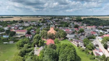 Warta Nehri üzerindeki Burzenin kasabası Polonya 'nın yukarısından görüldü..