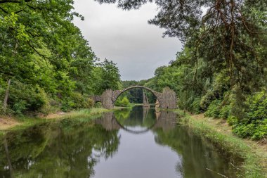 Rakotzsee, Almanya 'daki Şeytan Köprüsü.