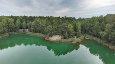 Leknica - renkli Geopark gölleri, Polonya.