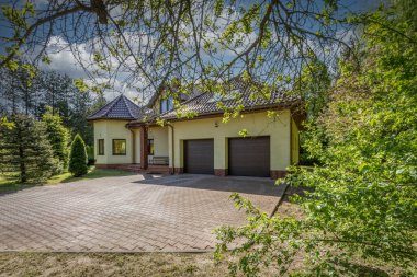 Bahçesi ve yeşil alanı olan tek aile evi..