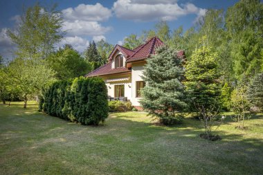 Bahçesi ve yeşil alanı olan tek aile evi..