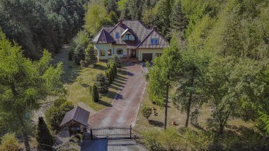 Bahçesi ve yeşil alanı olan tek aile evi..