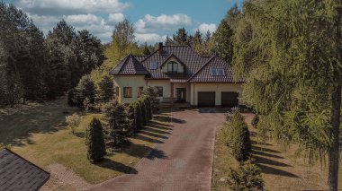 Bahçesi ve yeşil alanı olan tek aile evi..