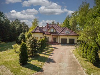 Bahçesi ve yeşil alanı olan tek aile evi..