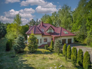 Bahçesi ve yeşil alanı olan tek aile evi..