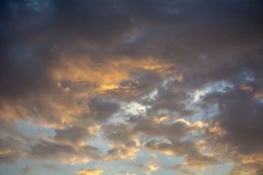 Renkli gökyüzünde gün batımında renkli bulutlar.