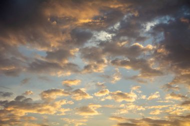 Renkli gökyüzünde gün batımında renkli bulutlar.