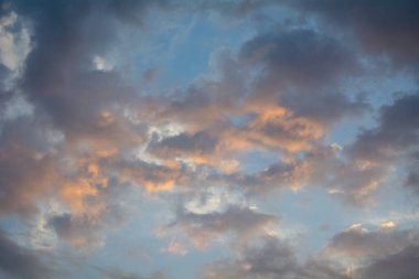 Renkli gökyüzünde gün batımında renkli bulutlar.