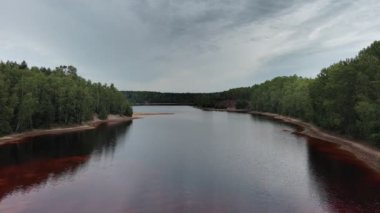 Leknica - renkli Geopark gölleri, Polonya.