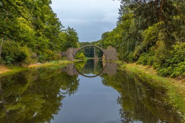 Rakotzsee, Almanya 'daki Ferris Köprüsü.