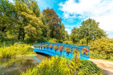 Almanya 'da Muzakowski Park' ta küçük mavi bir köprü.