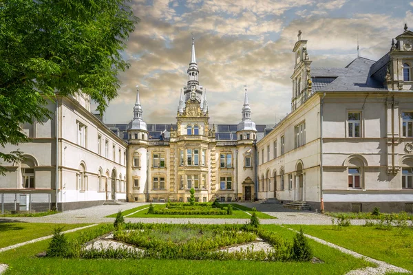波兰图洛维兹新文艺复兴时期的宫殿 — 图库照片