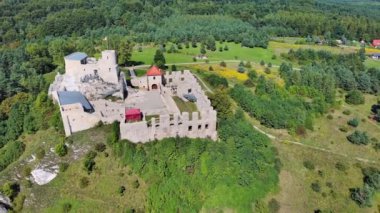Polonya 'nın Rabsztyn köyündeki bir ortaçağ kalesinin kalıntıları..