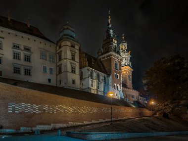 Wawel Kalesi 'nin tarihi binaları ve Polonya' nın eski Krakow kasabası.