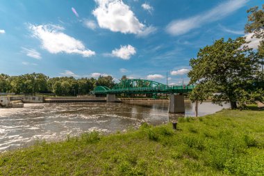 Opole, Polonya 'daki Odra Nehri üzerindeki köprüler ve barajlar.