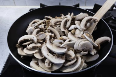 Tavada ince doğranmış mantar..