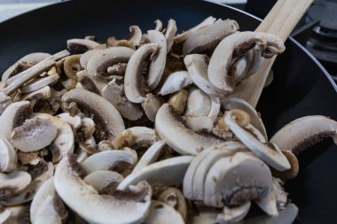 Tavada ince doğranmış mantar..