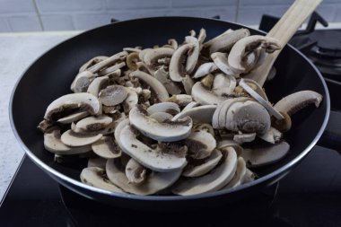 Tavada ince doğranmış mantar..