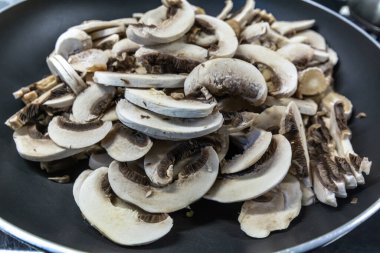 Tavada ince doğranmış mantar..