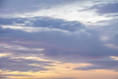 Renkli bulutlarla gün doğumunda renkli gökyüzü.