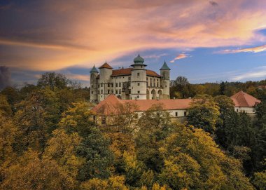 Wisnicz Kalesi, Polonya 'nın Wawel kentinden sonra Polonya' nın en büyük şatosu..