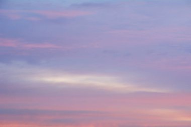 Renkli bulutlarla gün doğumunda renkli gökyüzü.