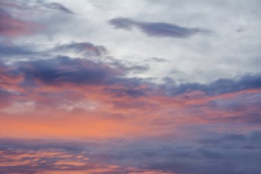 Renkli bulutlarla gün doğumunda renkli gökyüzü.