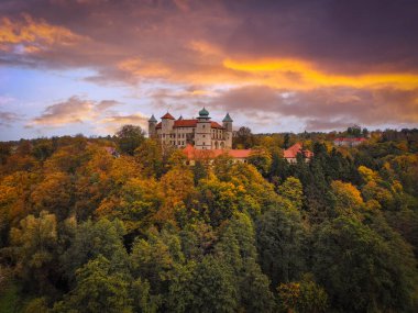 Wisnicz Kalesi, Polonya 'nın Wawel kentinden sonra Polonya' nın en büyük şatosu..