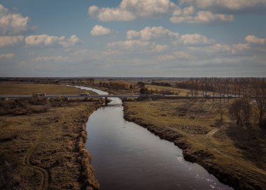 Polonya 'nın Sieradz kenti yakınlarındaki Warta Nehri..