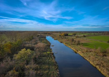Polonya 'nın Sieradz kenti yakınlarındaki Warta Nehri..