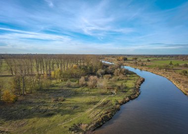 Polonya 'nın Sieradz kenti yakınlarındaki Warta Nehri..