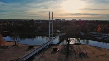Polonya 'nın Warta Nehri üzerindeki Sieradz' daki Beyaz Köprü.