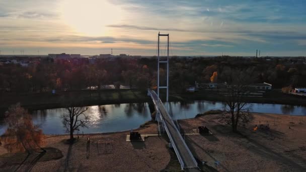 Polonya Nın Warta Nehri Üzerindeki Sieradz Daki Beyaz Köprü — Stok video