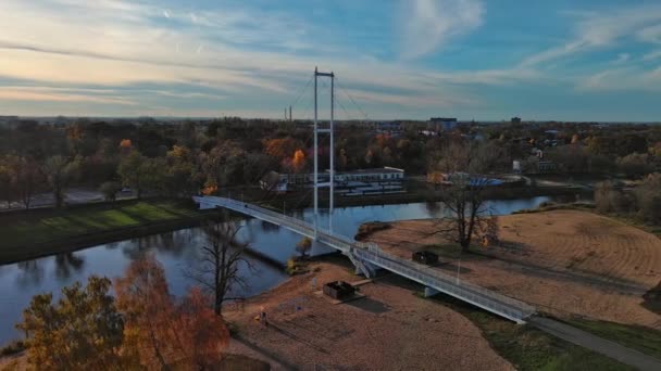 Λευκή Γέφυρα Στο Sieradz Στον Ποταμό Warta Πολωνία — Αρχείο Βίντεο