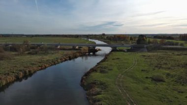 Polonya 'nın Sieradz kenti yakınlarındaki Warta Nehri..