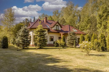 Bahçesi ve yeşil alanı olan tek aile evi..