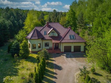 Bahçesi ve yeşil alanı olan tek aile evi..