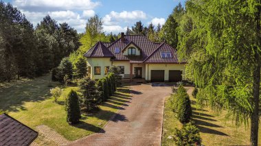 Bahçesi ve yeşil alanı olan tek aile evi..