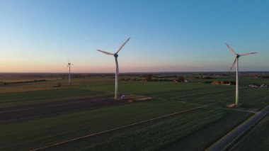 Polonya 'nın merkezindeki rüzgâr tarlası.