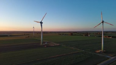 Polonya 'nın merkezindeki rüzgâr tarlası.