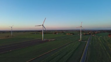 Polonya 'nın merkezindeki rüzgâr tarlası.