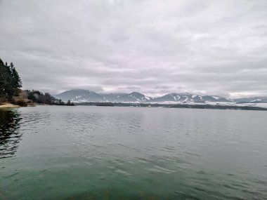 Slovak Tatra Dağlarında kış karla dolu.