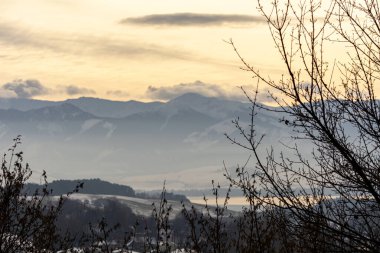 Slovak Tatra Dağlarında kış karla dolu.