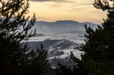 Slovak Tatra Dağlarında kış karla dolu.