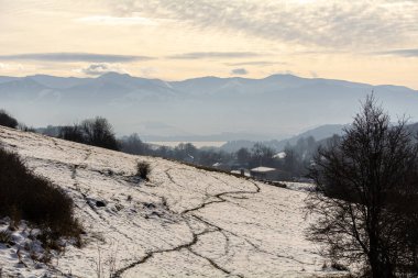 Slovak Tatra Dağlarında kış karla dolu.