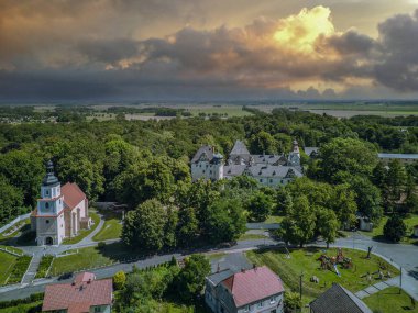 Polonya manzarası batan güneşle aydınlandı.