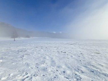 Slovak Tatra Dağlarında kış karla dolu.