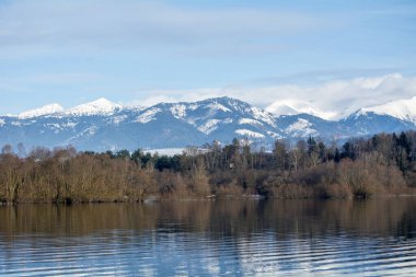 Slovak Tatra Dağlarında kış karla dolu.