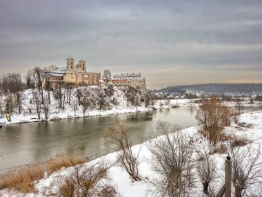 Tyniec 'teki manastır, Polonya' daki Vistula Nehri kıyısında Krakow..